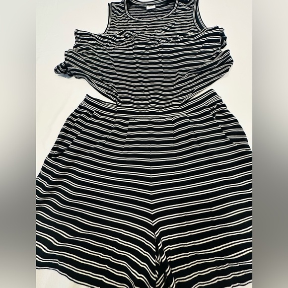 Cabi one pc short and top, baggy top, side pockets on shorts, very comfortable! - Picture 3 of 7